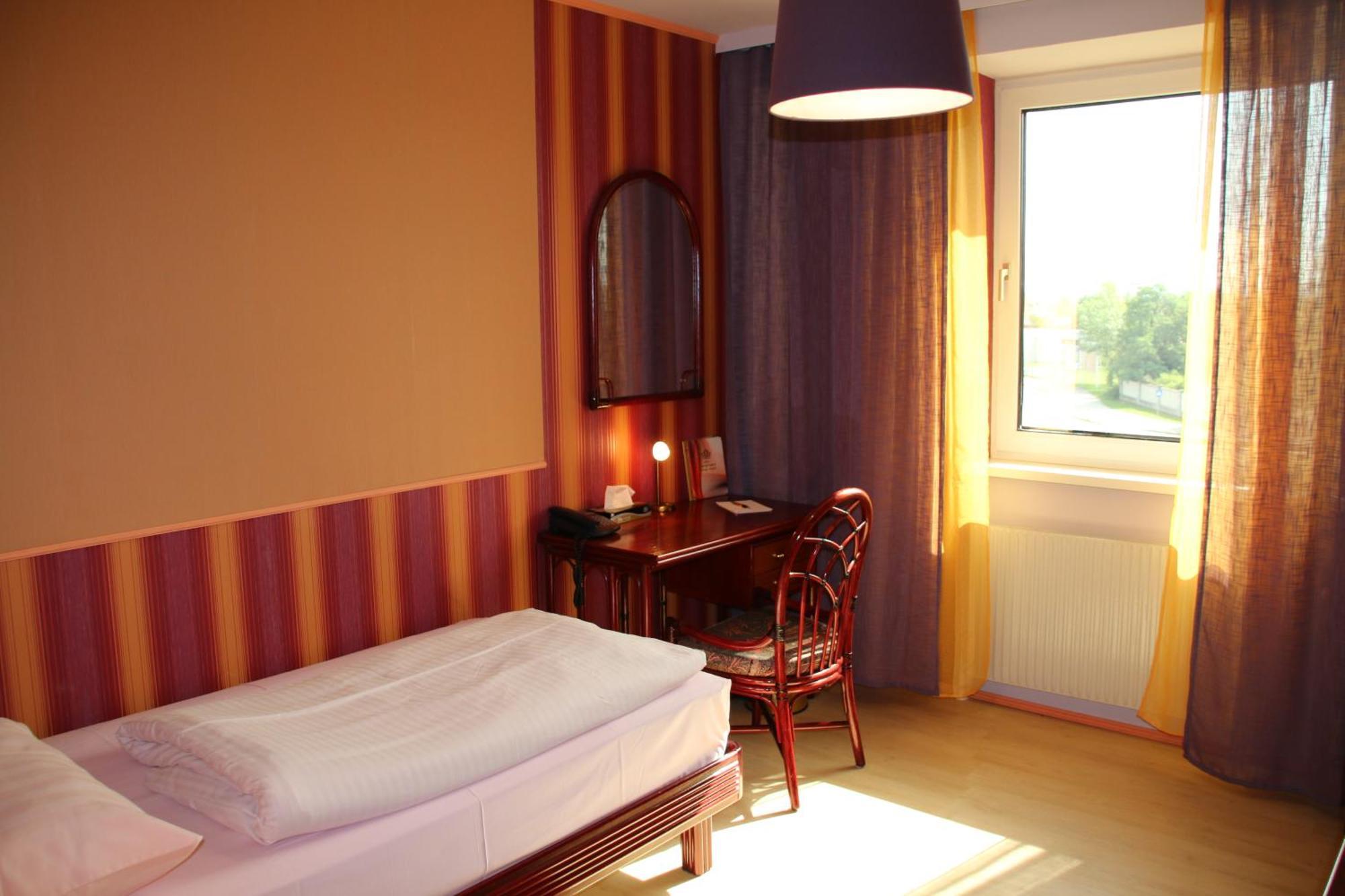 Hotel Freizeittempel ウィーナー・ノイシュタット エクステリア 写真
